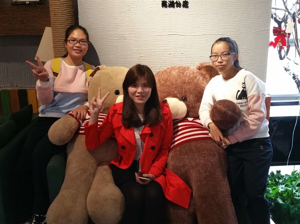 金沛日語(yǔ)教師馮老師和學(xué)員