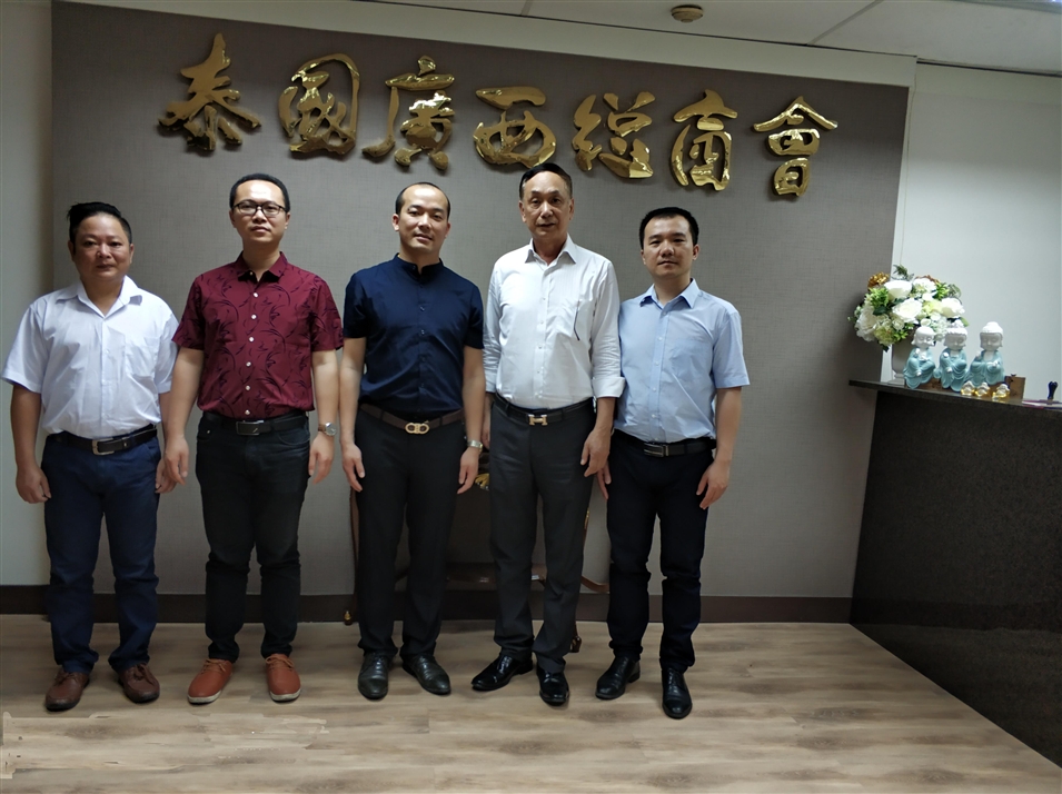 從左往右依次為國際部合伙人林健偉先生（左一），國際部總監(jiān)吳琪先生（左二），執(zhí)行董事粟宥朝先生（左三），商會主席李宇明（右二），國際部合伙人黃文超先生（右一）