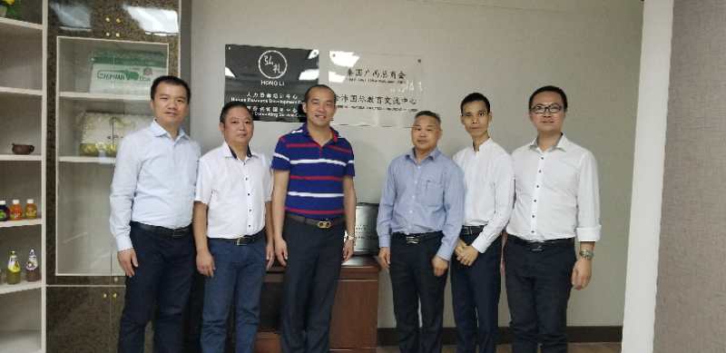 國際部合伙人黃文超（左一），林健偉（左二）國際部總監(jiān)吳琪（右一）執(zhí)行董事粟宥朝（左三），泰國廣西總商會副主席劉漢政（右二），泰國華人青年商會會長助理黃志乾(右三)