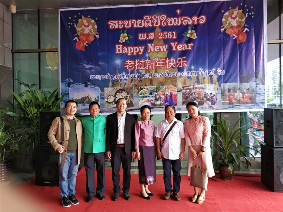 廣西金沛教育代表與老撾駐南寧總領(lǐng)事館與萬(wàn)習(xí)·維麗雅彭（右三）共度老撾駐南寧總領(lǐng)事館新年拴線祝福儀式