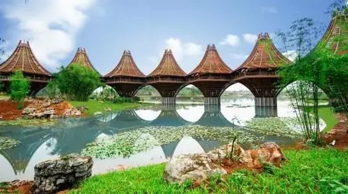 圖為中國-東盟友誼館。該建筑以廣西的風(fēng)雨橋?yàn)樵?，寓意“手拉手，心連心”。表達(dá)中國與東盟十國睦鄰友好、合作共贏之意。