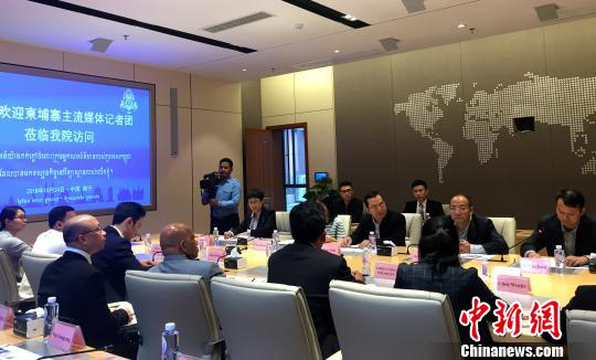 柬埔寨主流媒體采訪團(tuán)在廣西大學(xué)與師生交流。