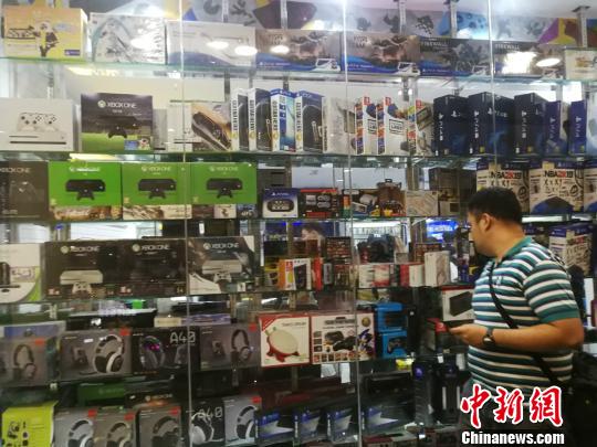 菲律賓統(tǒng)計(jì)局(Philippine Statistics Authority)5日發(fā)布10月份全國勞動(dòng)力調(diào)查報(bào)告顯示，2018年10月就業(yè)不足率降至13.3%，而2017年10月為15.9%。圖為馬尼拉馬卡蒂一商場，貨品充足，青年人消費(fèi)暢旺。 關(guān)向東 攝