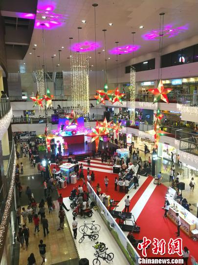 圖為馬尼拉馬卡蒂一商場，開始?xì)q末大促銷，青年人消費(fèi)暢旺。 關(guān)向東 攝